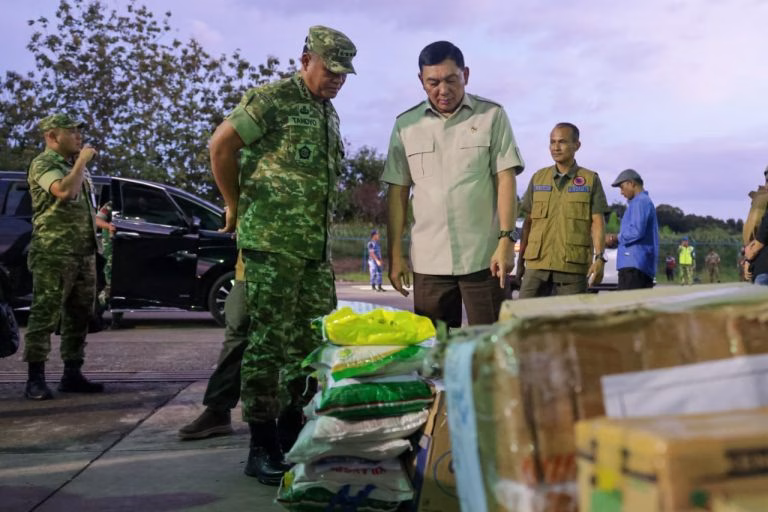 Dalam peninjauan tersebut, Menhan yang terlihat didampingi Wakil Panglima TNI turut mengecek kesiapan logistik bantuan kemanusiaan, termasuk paket-paket kebutuhan pokok yang akan segera disalurkan kepada masyarakat terdampak bencana.