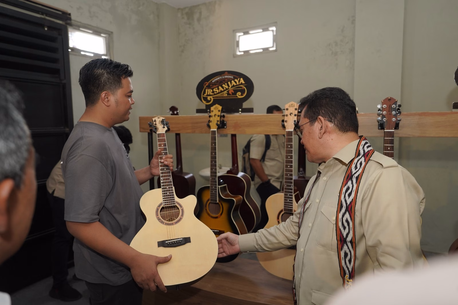 Riuh serutan kayu dan petikan gitar berpadu dalam harmoni dari balik tembok sebuah rumah sederhana di Klaten, Jawa Tengah. Dari rumah itu, lahir ribuan alat musik berdawai yang telah dimainkan di berbagai penjuru Indonesia. Itulah JR Sanjaya, jenama sebuah usaha mikro, kecil, dan menengah (UMKM) yang memproduksi gitar dan ukulele.