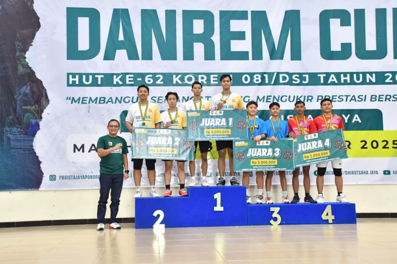 Danrem 081/DSJ Kolonel Arm Untoro Hariyanto memberikan ucapan selamat kepada para juara yang telah meraih prestasi pada kejuaraan bulu tangkis Danrem Cup. Ia menegaskan, keberhasilan itu tidak terlepas dari semangat dan kerja keras mereka selama ini.
