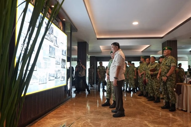 Menteri Pertahanan Republik Indonesia (Menhan RI), Sjafrie Sjamsoeddin, melaksanakan kunjungan kerja ke Markas Komando Daerah Militer (Kodam) Jaya/Jayakarta, Selasa (16/12/2025), dalam rangka mengecek kesiapsiagaan satuan dan memastikan dukungan pertahanan wilayah berjalan optimal. Kedatangan Menhan disambut Pangdam Jaya, Mayjen TNI Deddy Suryadi, dengan jajar kehormatan militer.
