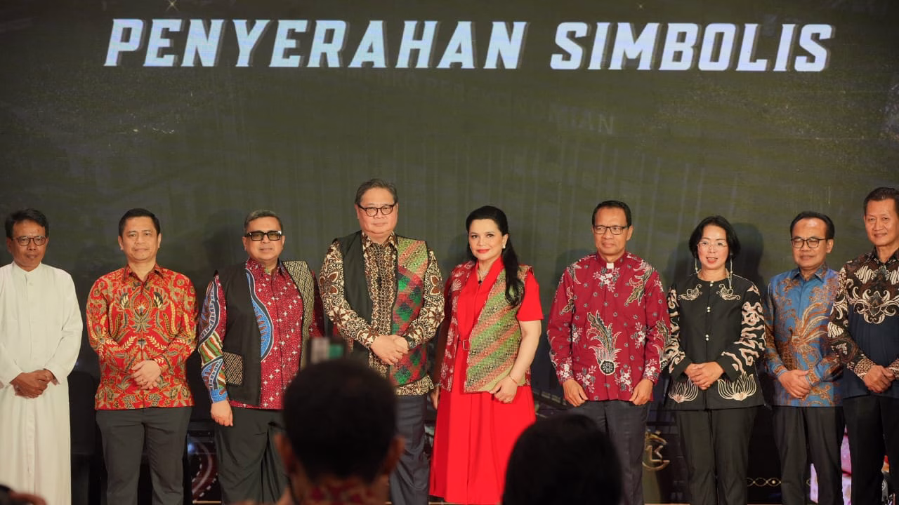 Kepala Badan Penyelenggara Jaminan Produk Halal (BPJPH) Ahmad Haikal Hasan bersama Kementerian Koordinator Bidang Perekonomian RI Airlangga Hartarto .