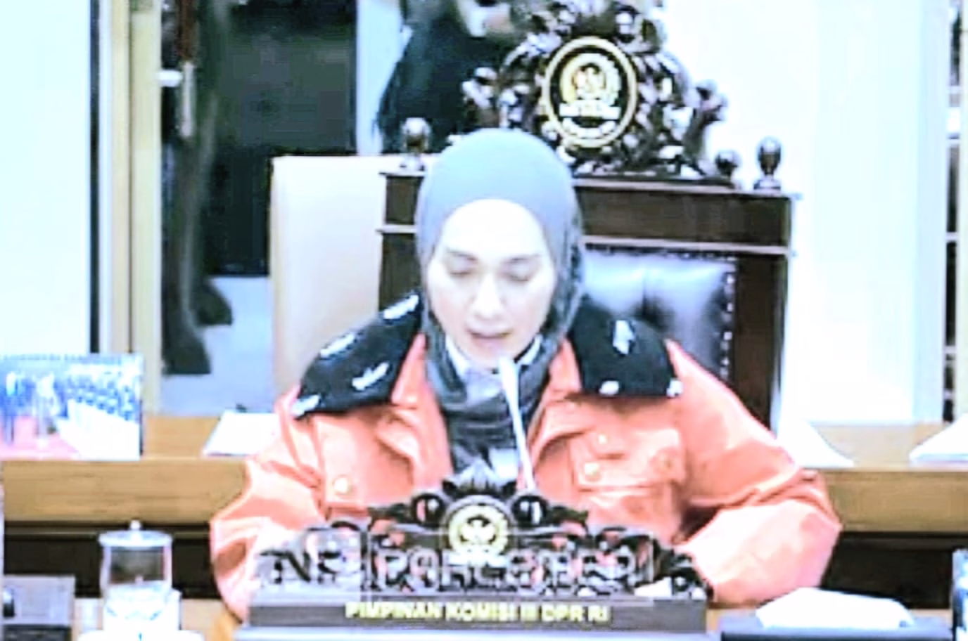 Komisi III DPR RI akhirnya mulai membahas Rancangan Undang-Undang (RUU) tentang Perampasan Aset, sebuah regulasi yang sejak lama dinilai krusial namun kerap tertunda di tengah lemahnya upaya pemulihan kerugian negara akibat kejahatan finansial. Dimulainya pembahasan ini ditandai dengan laporan penyusunan Naskah Akademik (NA) dan draf RUU oleh Badan Keahlian DPR RI. Wakil Ketua Komisi III DPR, Sari Yuliati, menegaskan bahwa pembentukan RUU Perampasan Aset bertujuan memperkuat penegakan hukum agar tidak berhenti pada hukuman penjara semata, tetapi juga menyasar hasil kejahatan yang dinikmati para pelaku. “Hari ini kita mulai pembentukan RUU tentang Perampasan Aset terkait dengan tindak pidana sebagai salah satu upaya kita memaksimalkan pemberantasan tindak pidana korupsi, terorisme, narkotika, serta tindak pidana lain yang bermotif keuntungan finansial,” ujar Sari dalam rapat Komisi III DPR di Kompleks Parlemen, Senayan, Jakarta, Kamis (15/1/2026). Politikus Partai Golkar itu menyoroti praktik penegakan hukum selama ini yang dinilai belum memberikan efek jera maksimal. Menurutnya, tanpa mekanisme perampasan aset yang kuat, pelaku kejahatan masih bisa menikmati hasil tindak pidana meski telah menjalani hukuman badan. “Penegakan hukum tidak boleh berhenti pada menghu