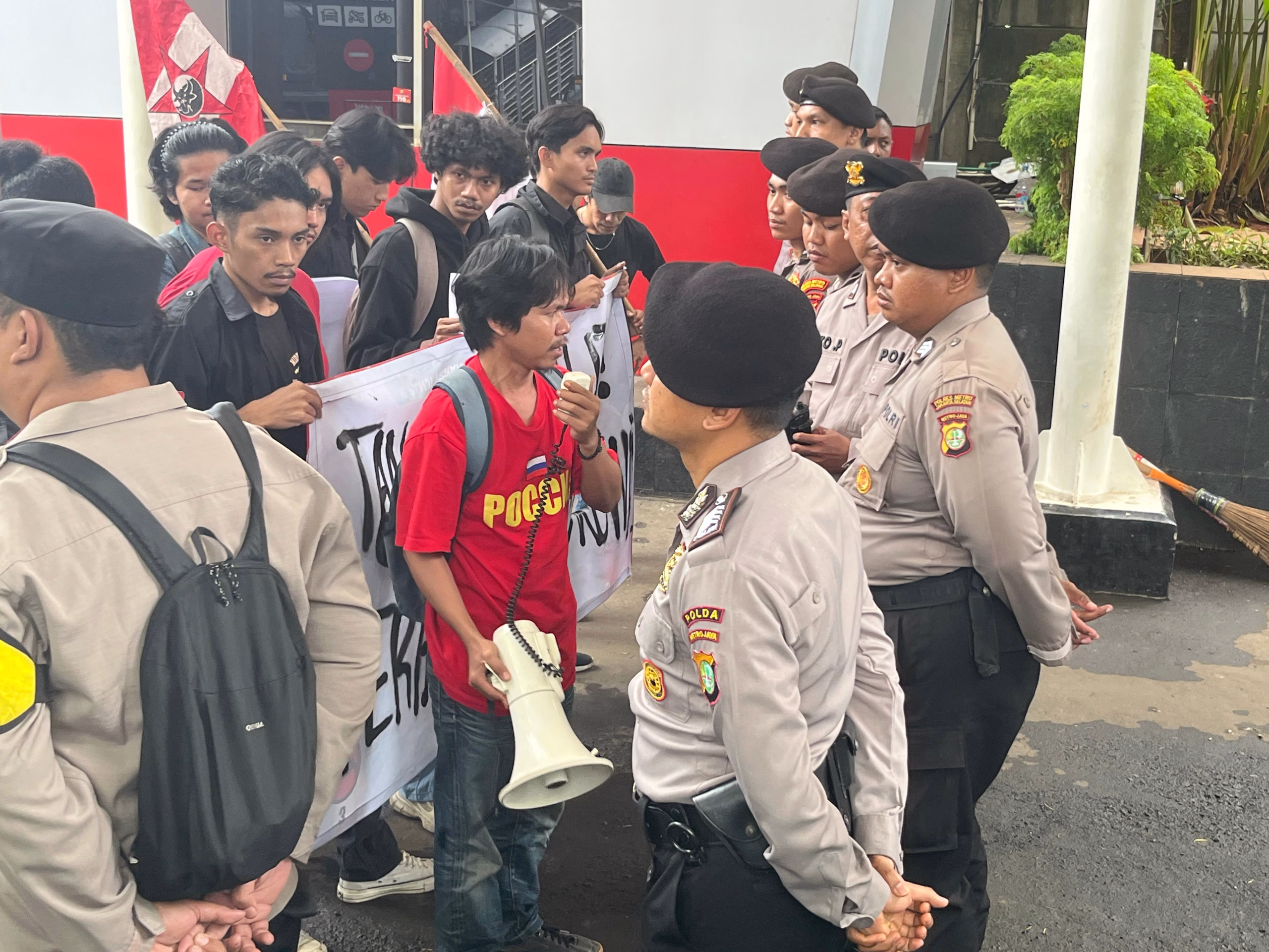 Dewan Pimpinan Cabang Gerakan Mahasiswa Nasional Indonesia (DPC GMNI) Jakarta Selatan menggelar aksi di Komisi Pemberantasan Korupsi (KPK) terkait dugaan korupsi dalam pengelolaan kuota haji reguler tahun 2023–2024 yang diduga merugikan keuangan negara hingga lebih dari Rp 1 triliun, pada Kamis (15/1/2026).