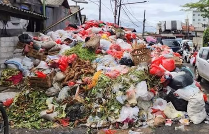 Ketua DPD KAWALI Tangerang Selatan menyayangkan sikap Pemkot Tangsel yang masih Amburadul padahal persoalan sampah meski sudah ada aturan dan program pengelolaan limbah secara nasional. Ia mengaku kecewa lantaran hingga kini, sebagian besar sampah di Tangsel masih tidak terkelola dengan baik dan berkelanjutan.