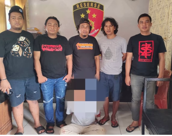 AA terduga pelaku pencurian kotak amal di Masjid At Tajuddin, Kelurahan Lonrae, Kecamatan Tanete Riattang Timur, Kabupaten Bone, saat diamankan tim Opsnal Polsek Tanete Riattang, Kamis (15/1/2026).