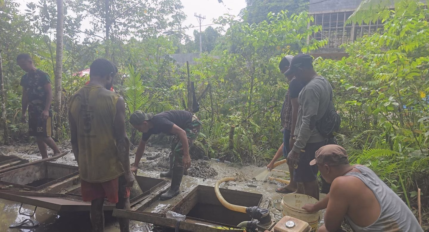 Satgas Yonif 763/SBA Gotong Royong Perbaiki Saluran Air Bersih di Kampung Kumurkek