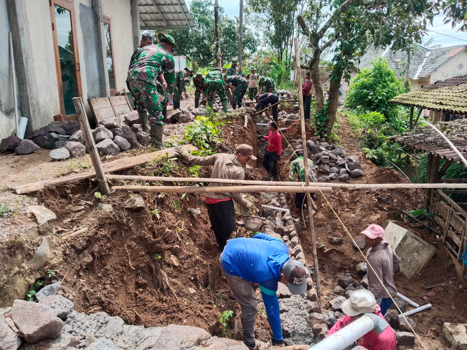 Antisipasi Longsor, Talud Masjid Sepanjang Tiga Belas Meter Jadi Target Satgas TMMD 127 Di Desa Kembang