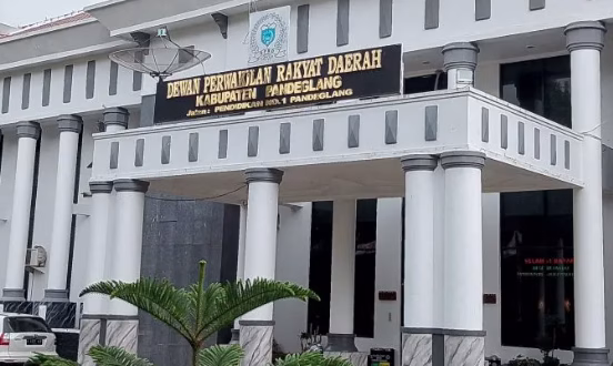 Gedung DPRD Pandeglang yang menjadi kantor para wakil rakyat berdiri megah di kompleks Pemerintah Daerah Kabupaten Pandeglang.