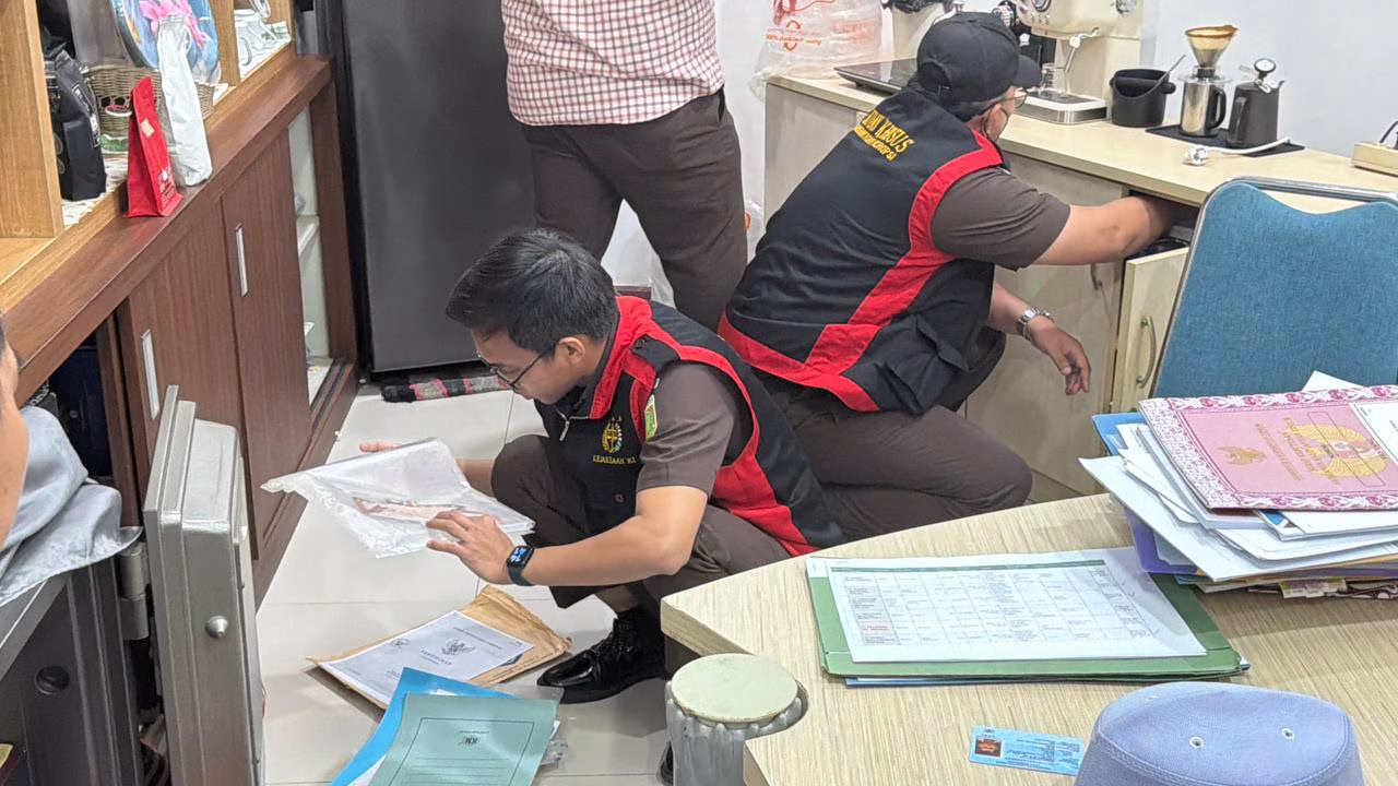 Tim Penyidik Kejati Kaltim Geledah Kantor ESDM Provinsi
