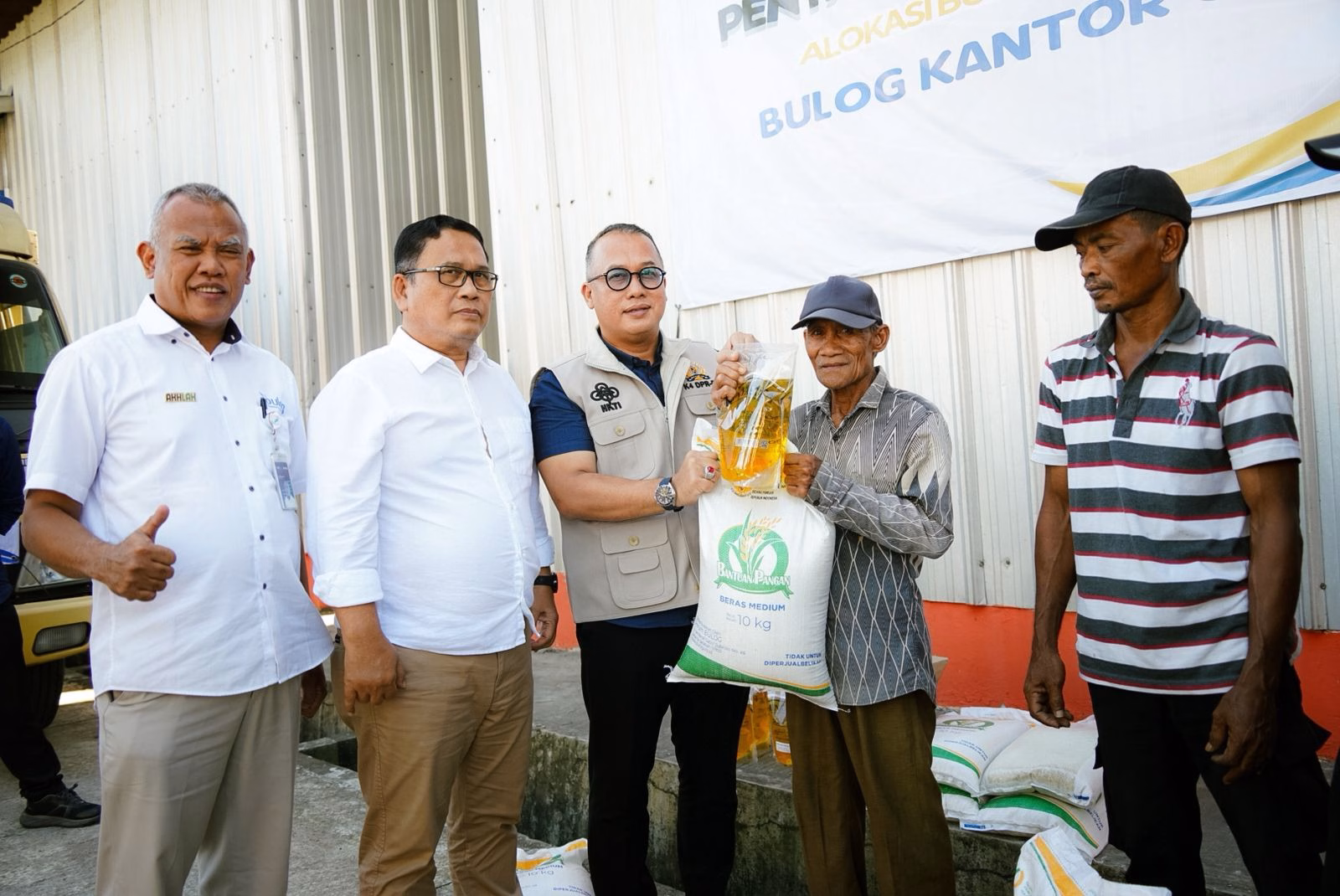 Jelang Idul Fitri, Anggota DPR Arif Rahman Gandeng Bulog Salurkan Sembako di Lebak-Pandeglang