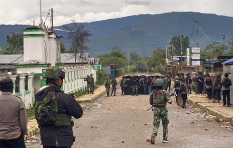 Aparat gabungan TNI Polri ber jaga di sejumlah titik, pasca aksi kekerasan di Dogiyai.