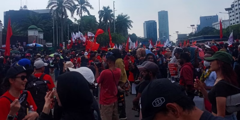 Ribuan Buruh Kepung Gedung DPR RI